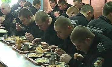 Зимой на обед и ужин карабинерам дают сырой лук.