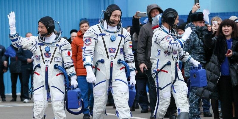 Космический корабль с японскими туристами приземлился в Казахстане.