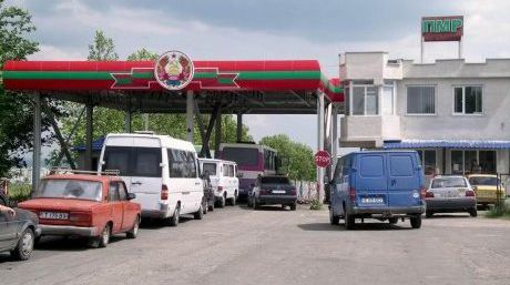 Sistemul de asigurare obligatorie de răspundere civilă a intrat în vigoare, și pentru conducătorii auto din regiunea transnistreană. Foto: publika.md