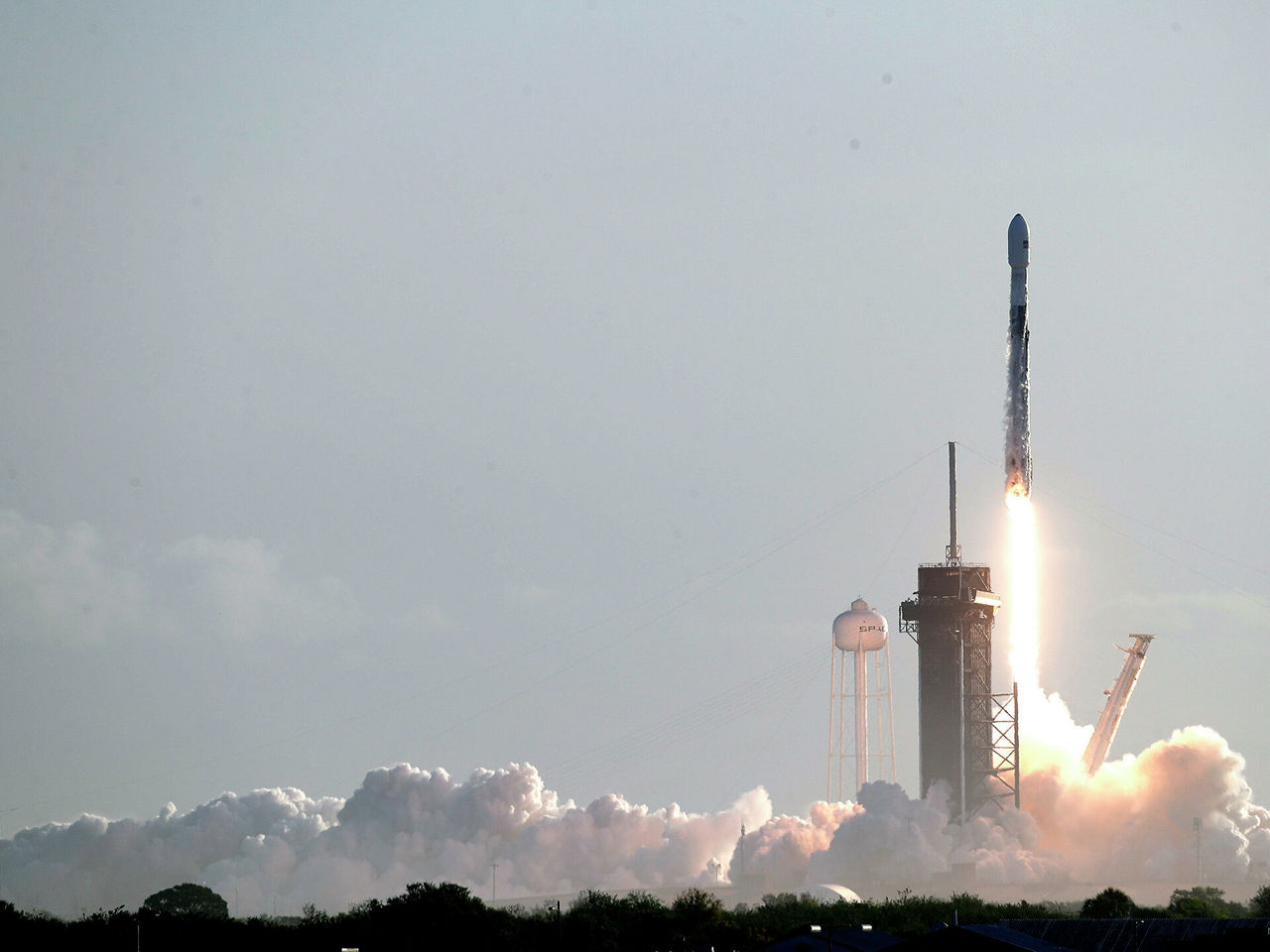 Во Флориде стартовала Falcon 9 с группой спутников.