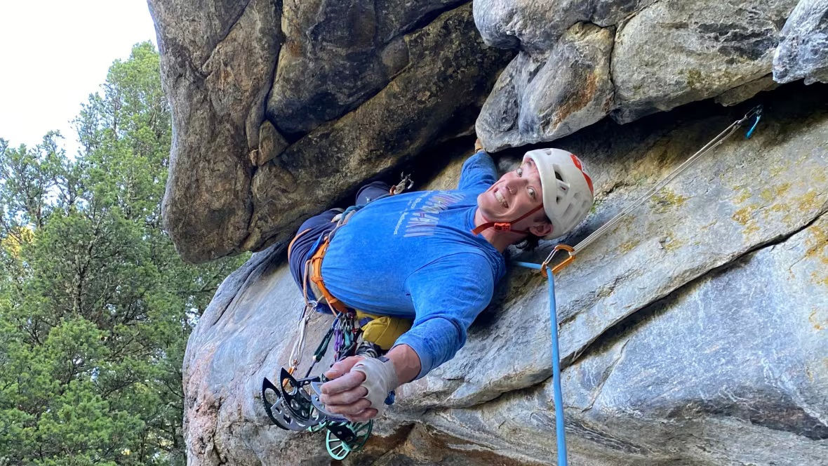 Un alpinist renumit din Alaska a murit după ce a căzut de pe o stâncă.