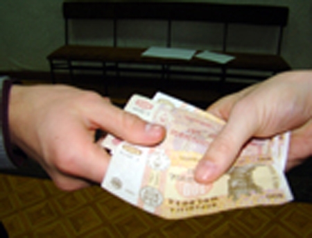Menţionăm că de la începutul acestui an, 41 de poliţişti sunt cercetaţi penal de Centrul Naţional Anticorupţie.