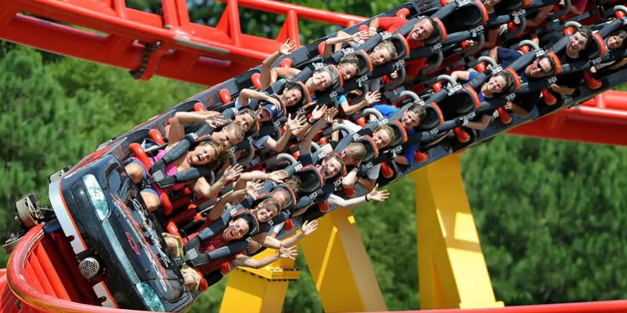 Senzații tari pe cel mai rapid roller coaster din lume: Oamenii își pierd cunoștința.