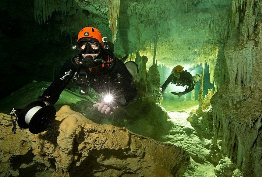Descoperirea scafandrilor în cea mai mare grotă inundată din lume. Foto: news.ro