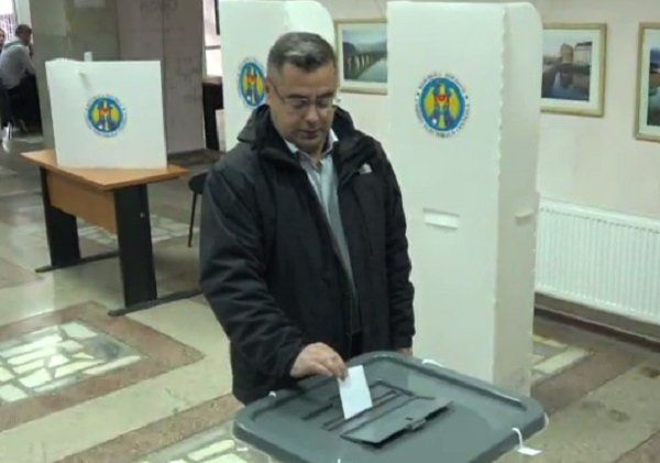 Илиан Кашу отметил, что голосовал против уничтожения центральных  парков и наводнения города киосками. Фото: protv.md