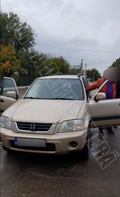 Пьяного жителя Кирсово силой вытащили из машины на таможне в Мирном. Фото: border.gov.md.