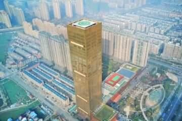 În China a fost inaugurat un hotel care arată ca un lingou de aur.