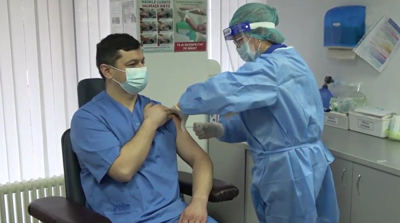В Молдове вакцинировали первого медицинского работника.