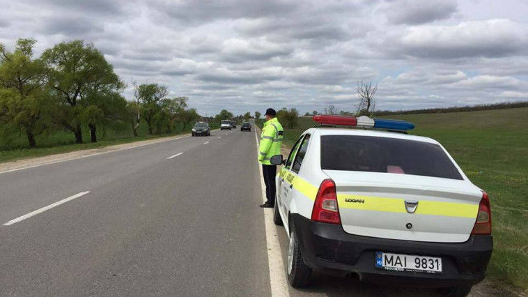Сотрудники Национальной патрульной инспекции дежурят на всех трассах страны.