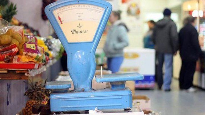 Некоторые торговцы увидев инспекторов бросали товар и скрывались. 