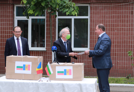 Болгария передала гуманитарную помощь молдавским медработникам/