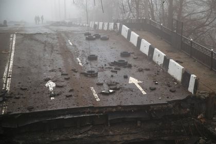 В результате взрыва на мосту возле Счастья погибли четыре украинских военнослужащих, о других пострадавших информации нет.