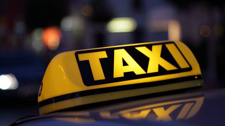 Taximetrist beat criță: A urcat la volan și a provocat un accident