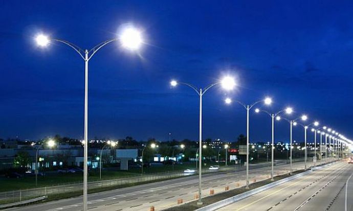 Proiectul de iluminare a bulevardului Dacia, pe porţiunea Porţile Oraşului - Aeroportul Internaţional Chişinău nu va fi gata până la sfârşitul anului, aşa cum au promis autorităţile.