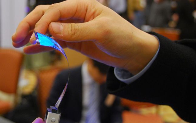 Cercetătorii de la universitatea Stanford au creat un prototip de baterie pentru telefoanele mobile inteligente care se poate plia, fiind totodată capabilă să se încarce complet într-un minut.