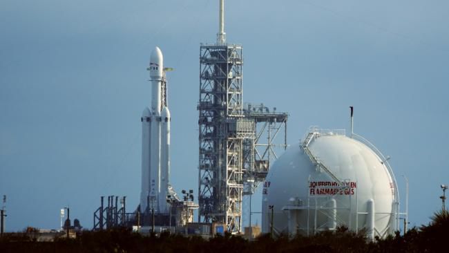 Propulsoarele SpaceX au aterizat înapoi pe Pământ în sincron. Foto: jurnalul.ro