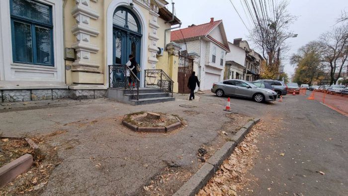 На улице Щусева в Кишиневе отремонтируют тротуары.