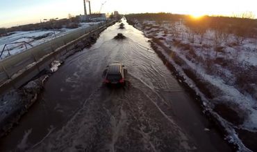 În Federația Rusă drumurile se transformă în adevărate râuri, iar mașinile nu circulă, ci fac surfing.