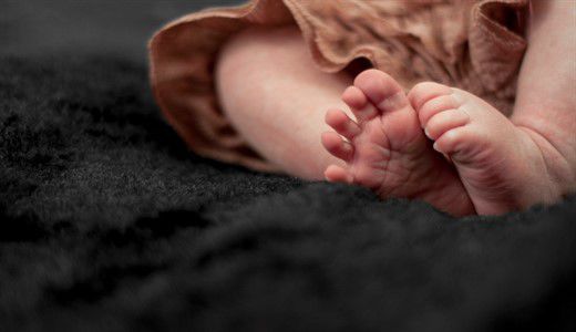 Ученые нашли одну из причин внезапной детской смерти.