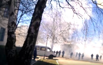 Ранее командованию военной части в Новофедоровке выдвинули ультиматум: сдать оружие и покинуть казармы. Фото: Скріншот з відео Штурм в Новофедоровке