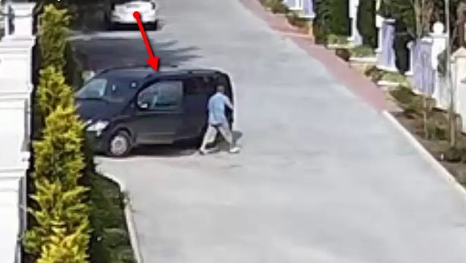 Din imaginile video se observă cum iniţial, individul se asigură că nimeni nu-l poate observa.