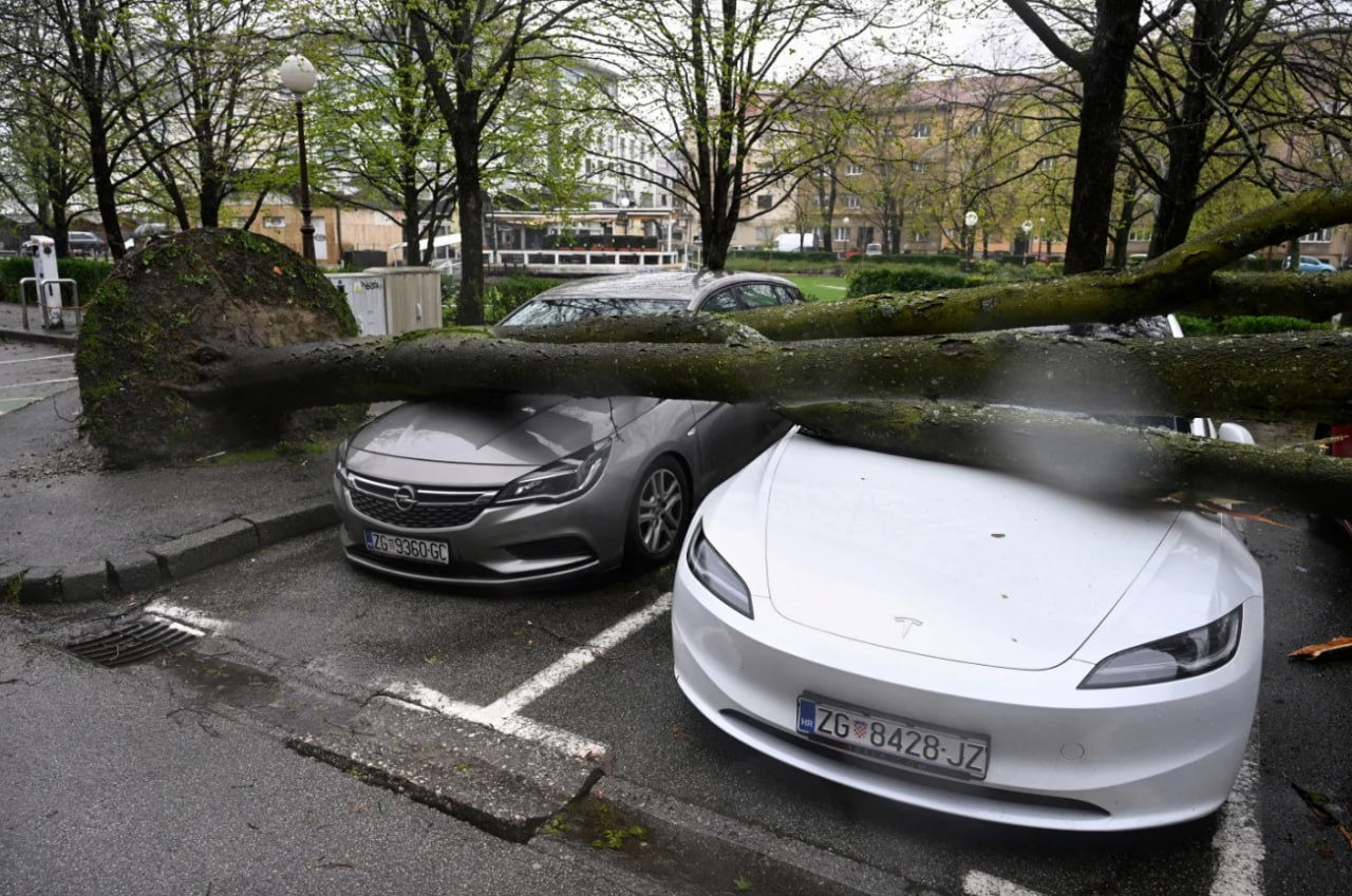 Снегопады и штормовой ветер вызвали закрытие школ и дорог на Балканах.