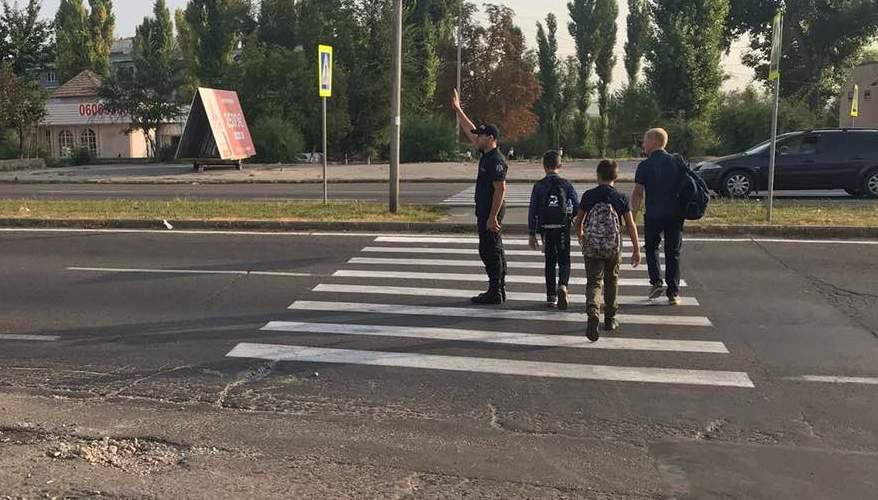 Полиция призвала родителей учить детей поведению на дороге.