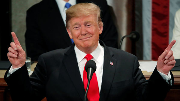 По словам сенатора, каждый день Трамп публикует расистские или разжигающие ненависть твиты, что-то "темное и уродливое".