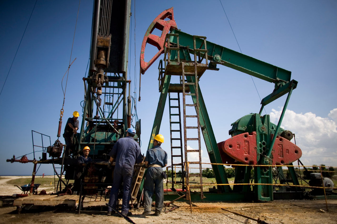 Минфин США рассказал о правилах перепродажи венесуэльской нефти на Кубу.
