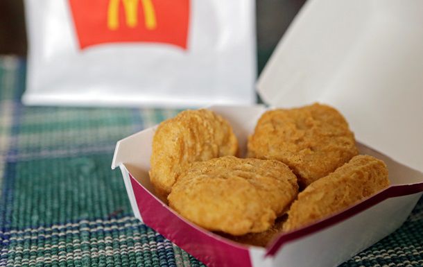 McDonald's отказывается от мяса кур, которым давали антибиотики для людей.