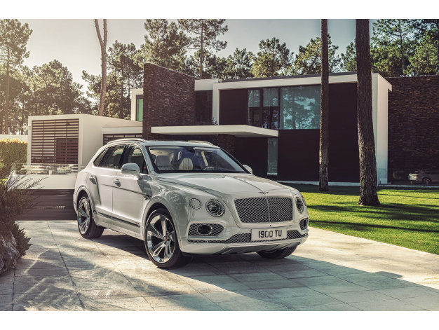 Bentley prezintă noul Bentayga Hybrid.