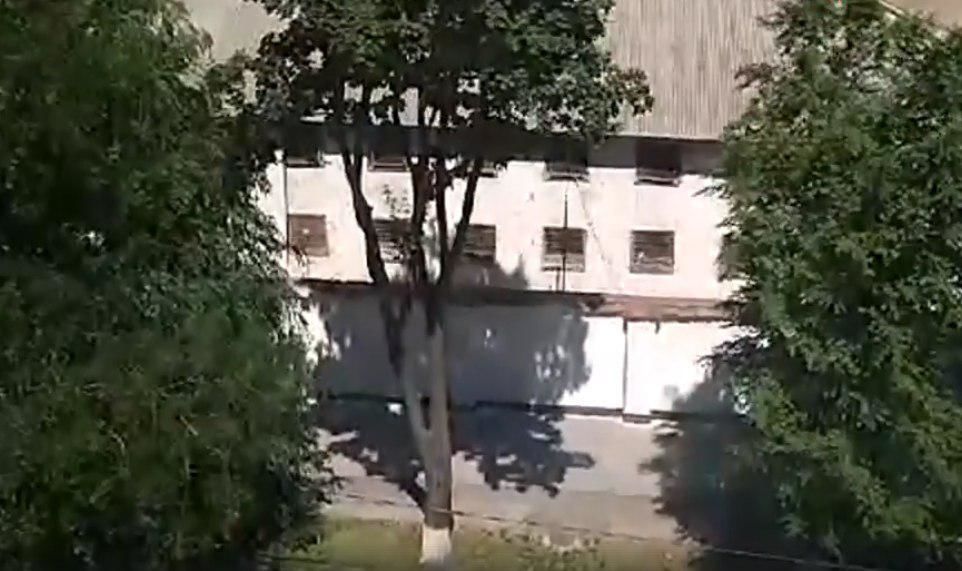 Согласно источникам, благодаря этим запискам заключенным не нужно кричать через решетку, они могут переговариваться тихо и приватно. 