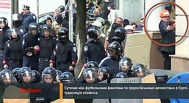 Поведение милиционеров, если принимать его за чистую монету, кажется очень подозрительным.