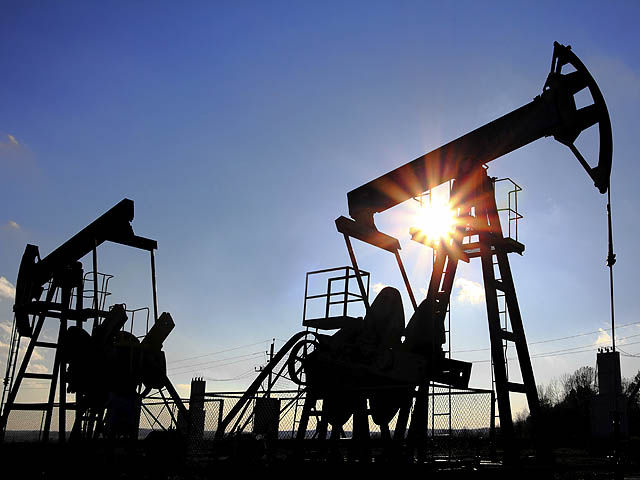 Эксперты связывают снижение цен на нефть с новостями из Америки.