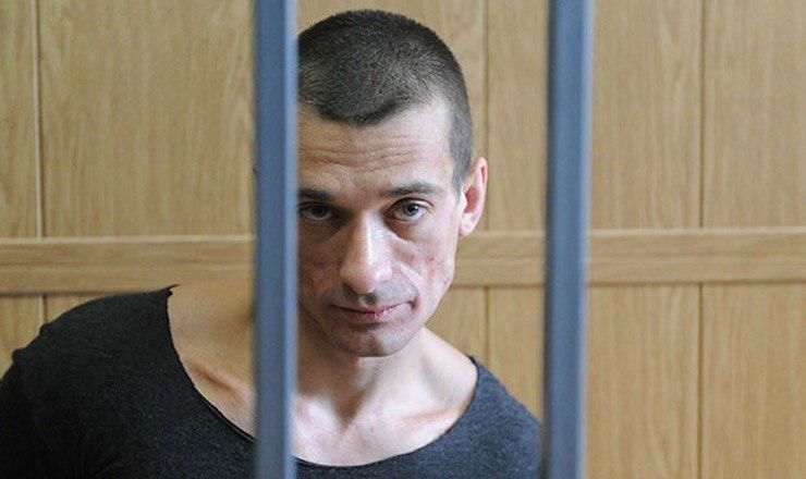 Павленский сейчас находится под арестом — его обвиняют в поджоге банка Франции в Париже.