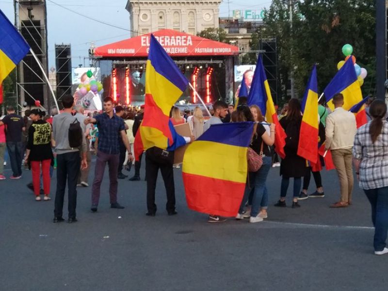 Poza zilei: Drapele tricolor la concertul lui Dodon în PMAN. Foto: facebook.com