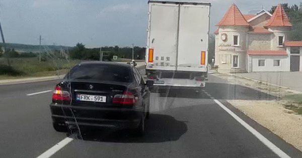 Водитель BMW пошел на опасный обгон и едва не спровоцировал ДТП.