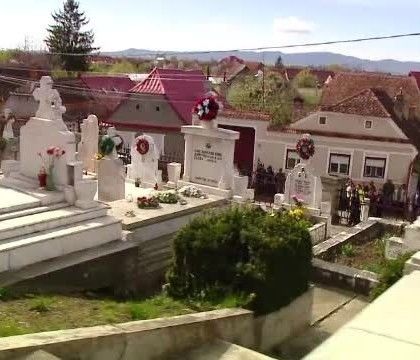 Сельчане знают, что многие из надгробий на кладбище падают. 