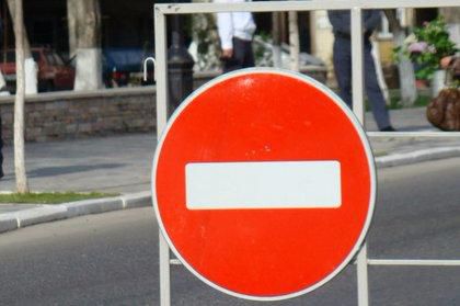 В столице временно перекрыли движение на двух улицах.