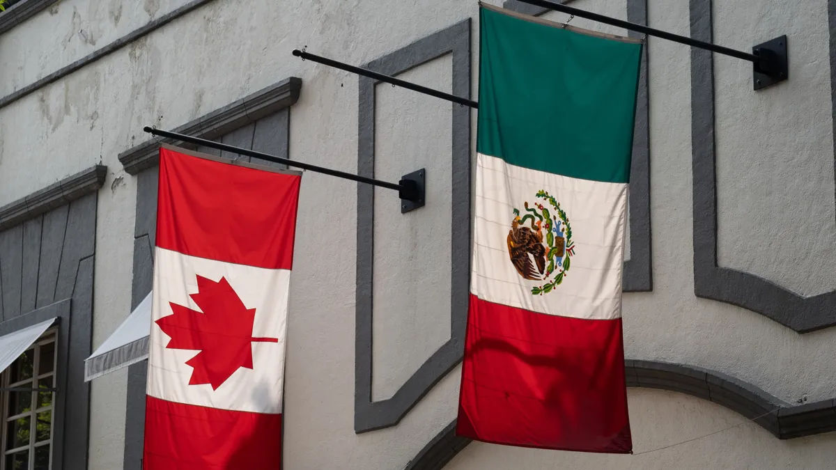 Canada și Mexic impun taxe vamale ca răspuns la importurile din SUA.