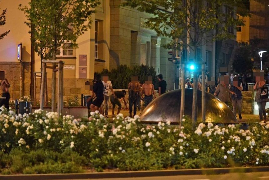 На место ЧП прибыли примерно 100 сотрудников правоохранительных органов.