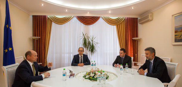 ​Prim-ministrul Valeriu Streleț a avut astăzi o întrevedere cu Ambasadorul României în Republica Moldova, Marius Lazurca. Foto: gov.md