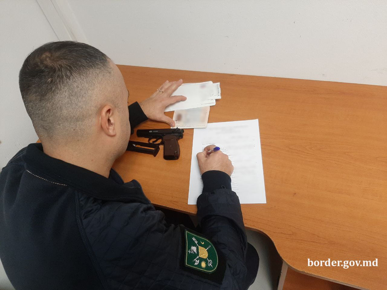 В аэропорту Кишинева обнаружены патроны, пистолет и поддельный документ.