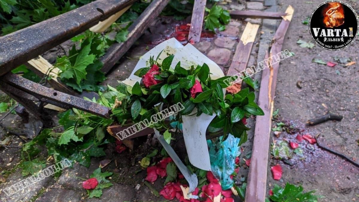 Погибшие - 20-летний юноша и его 18-летняя спутница сидели на скамейке.