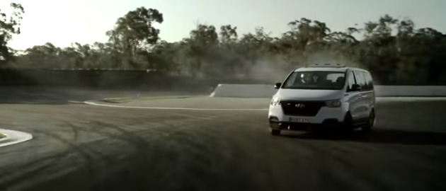 Минивэн Hyundai устроил дрифт на треке.