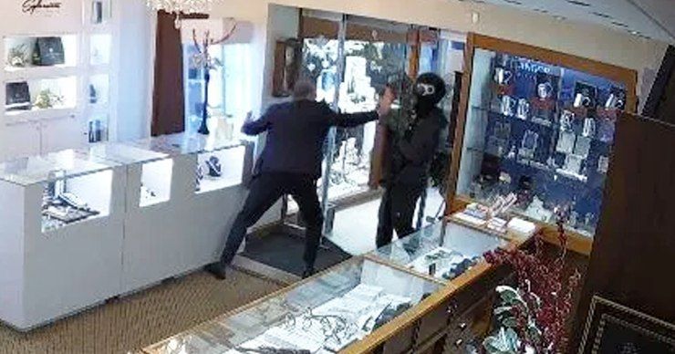 В Англии ювелир пнул дверь и остановил вооруженных мачете грабителей.