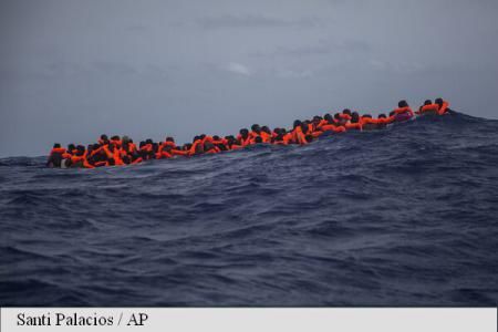 Marea Mediterană: Circa 1.100 de migranți salvați, o femeie a născut în larg. Foto: AP Photo