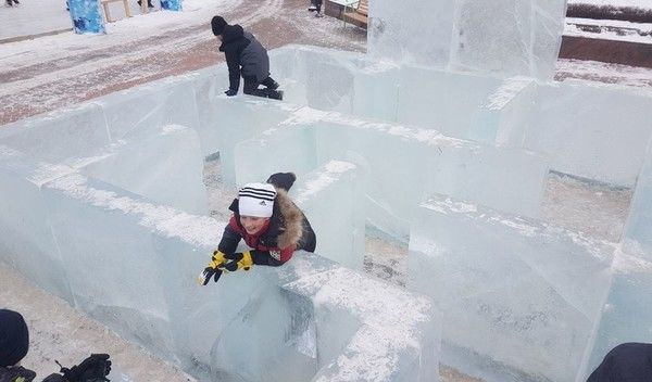 Примечательно, что у ледяного лабиринта нет ни входа, ни выхода.