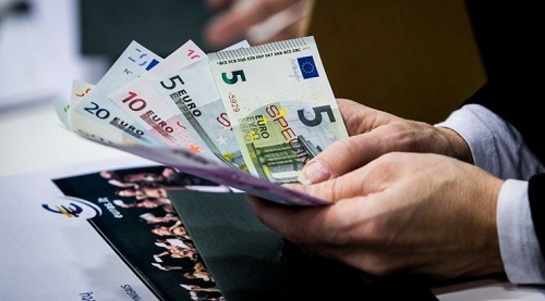В течение 30 дней с момента принятия решения о вступлении Литвы в ЕС все цены в стране должны быть указаны в двух валютах.