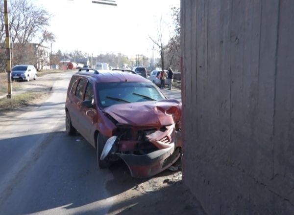 Soferul unei masini s-a izbit violent de un pod la intrarea in oras. Foto: protv.md